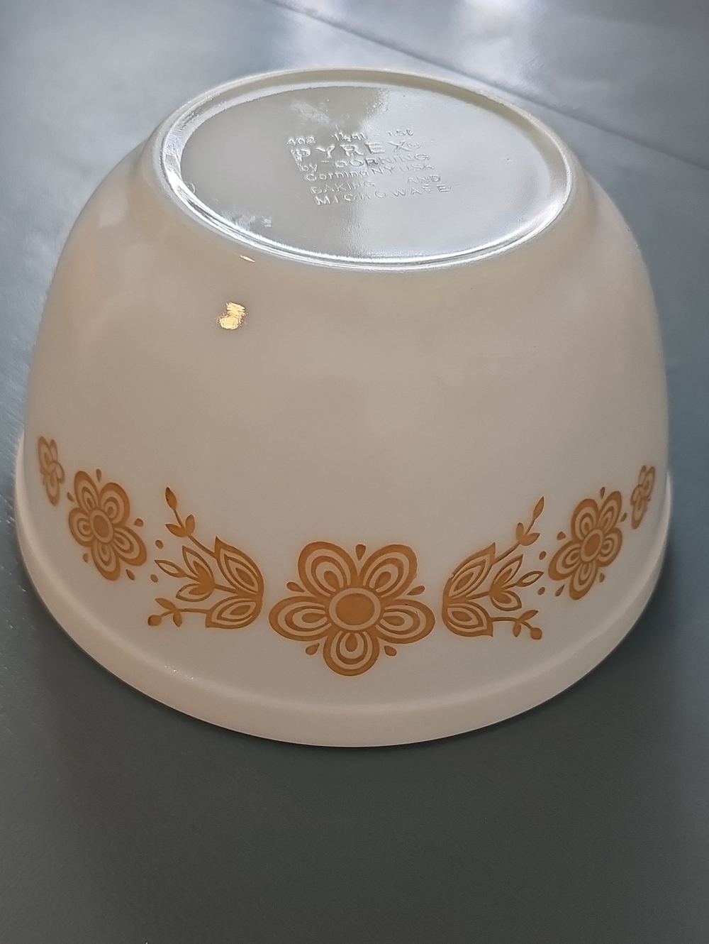 Pyrex White Milk Butterfly Gold 1972 Glass Bowl with Gold Floral  1 1/2 Qt